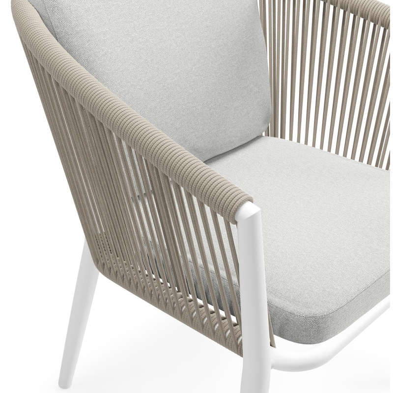 Orso tuinstoel in wit aluminium en beige verticaal geweven ronde rope met luxe zitkussen in All Weather Sunbrella® Luxe Natte Grey Chine