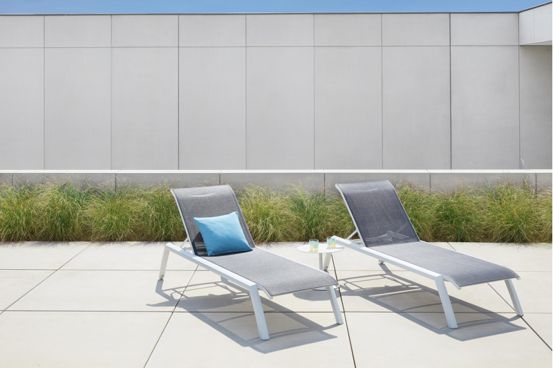 Bari verstelbaar ligbed in wit aluminium met grijs textilene