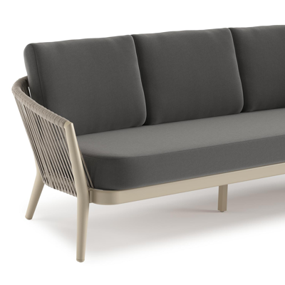 Orso loungebank in beige aluminium en beige verticaal geweven ronde rope met Natte Charcoal Chine all weather sunbrella® luxe kussen