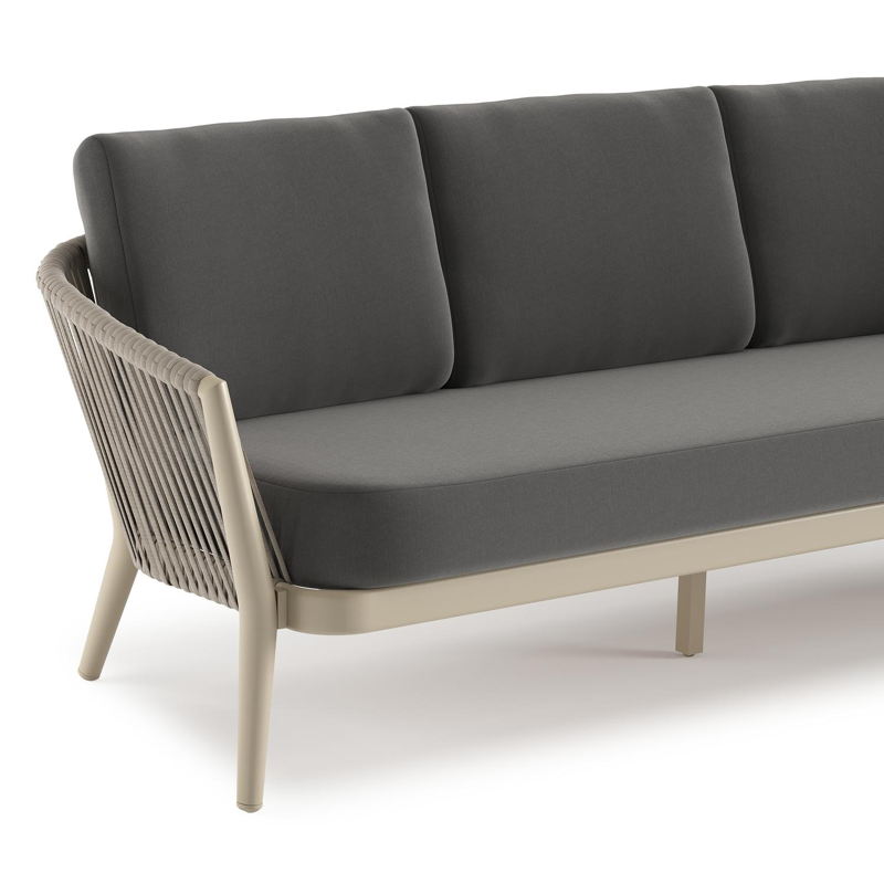 Orso loungebank in beige aluminium en beige verticaal geweven ronde rope met Natte Charcoal Chine all weather sunbrella® luxe kussen