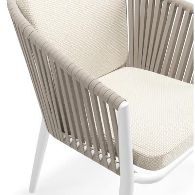 Orso tuinstoel in wit aluminium en beige verticaal geweven vlakke rope met zitkussen in All Weather Cosytica Althea Off White