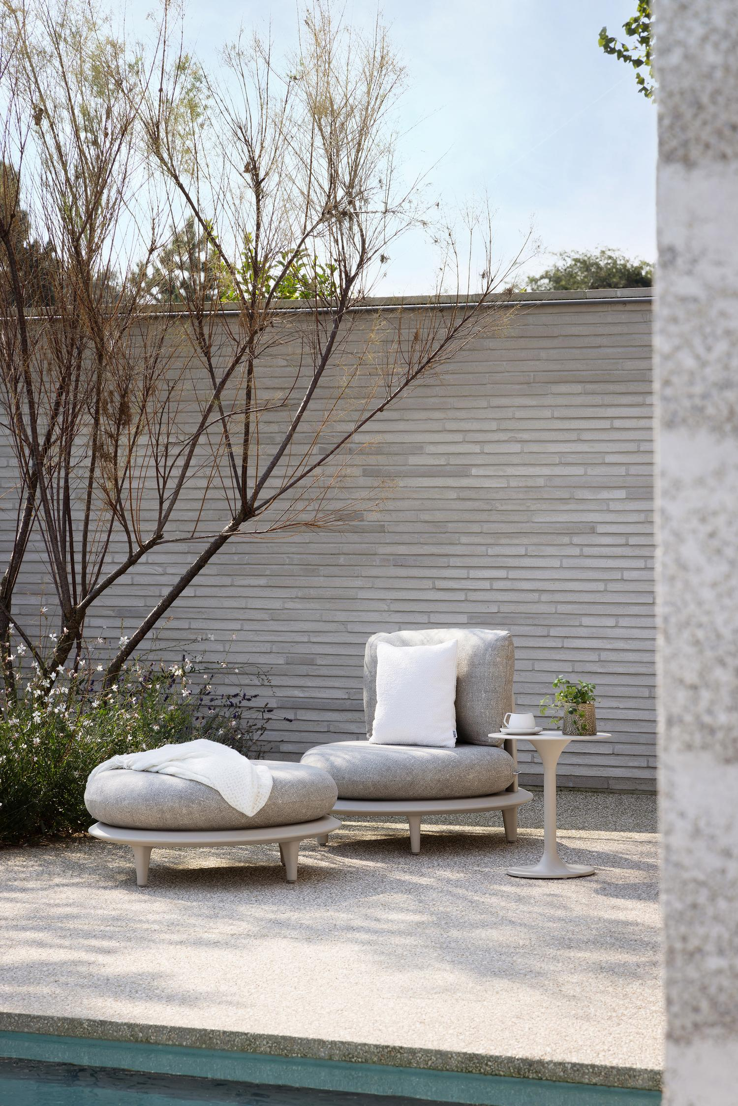 Bomero poef in beige aluminium met althea off white all weather cosytica kussen