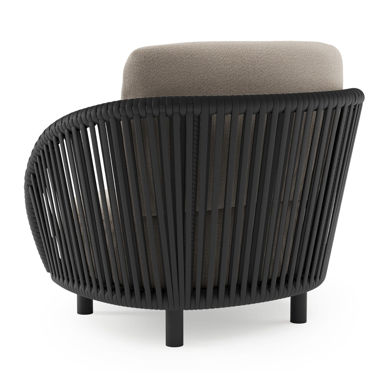 Lupino loungestoel in zwart aluminium en zwart verticaal geweven luxe vlakke brede rope met savane coconut all weather sunbrella® luxe kussen