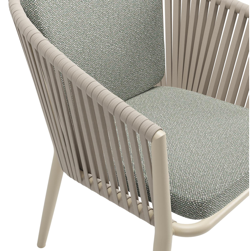 Chaise de jardin Orso en aluminium beige et corde plate tissée verticalement beige avec coussin en All Weather Sunbrella® Luxe Savane Leaf