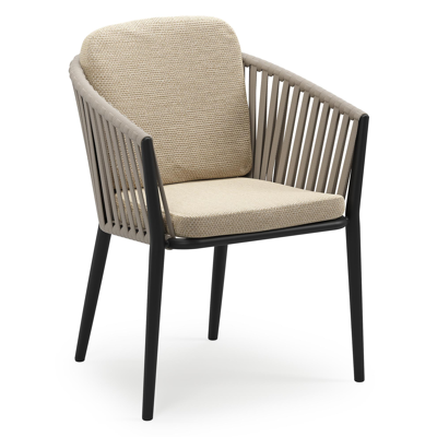 Orso stapelbare tuinstoel in zwart aluminium en beige verticaal geweven luxe vlakke brede rope met stoelkussen in All Weather Cosytica Althea Camel