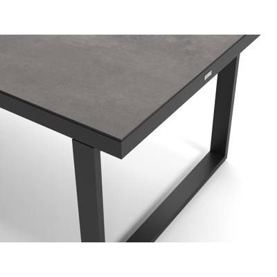 Merida tuinset in zwart aluminium en grijs keramische print tafelblad met 6 stapelbare Bahia tuinstoelen