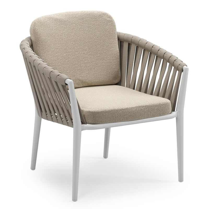 Orso low dining tuinstoel in wit aluminium en beige verticaal geweven luxe vlakke brede rope met stoelkussen in All Weather Cosytica Marbella Sand