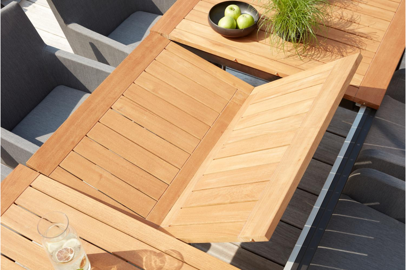 Amalfi rechthoekige uitschuifbare tuinset in zwart aluminium en teak naturel met 8 Amalfi tuinstoelen