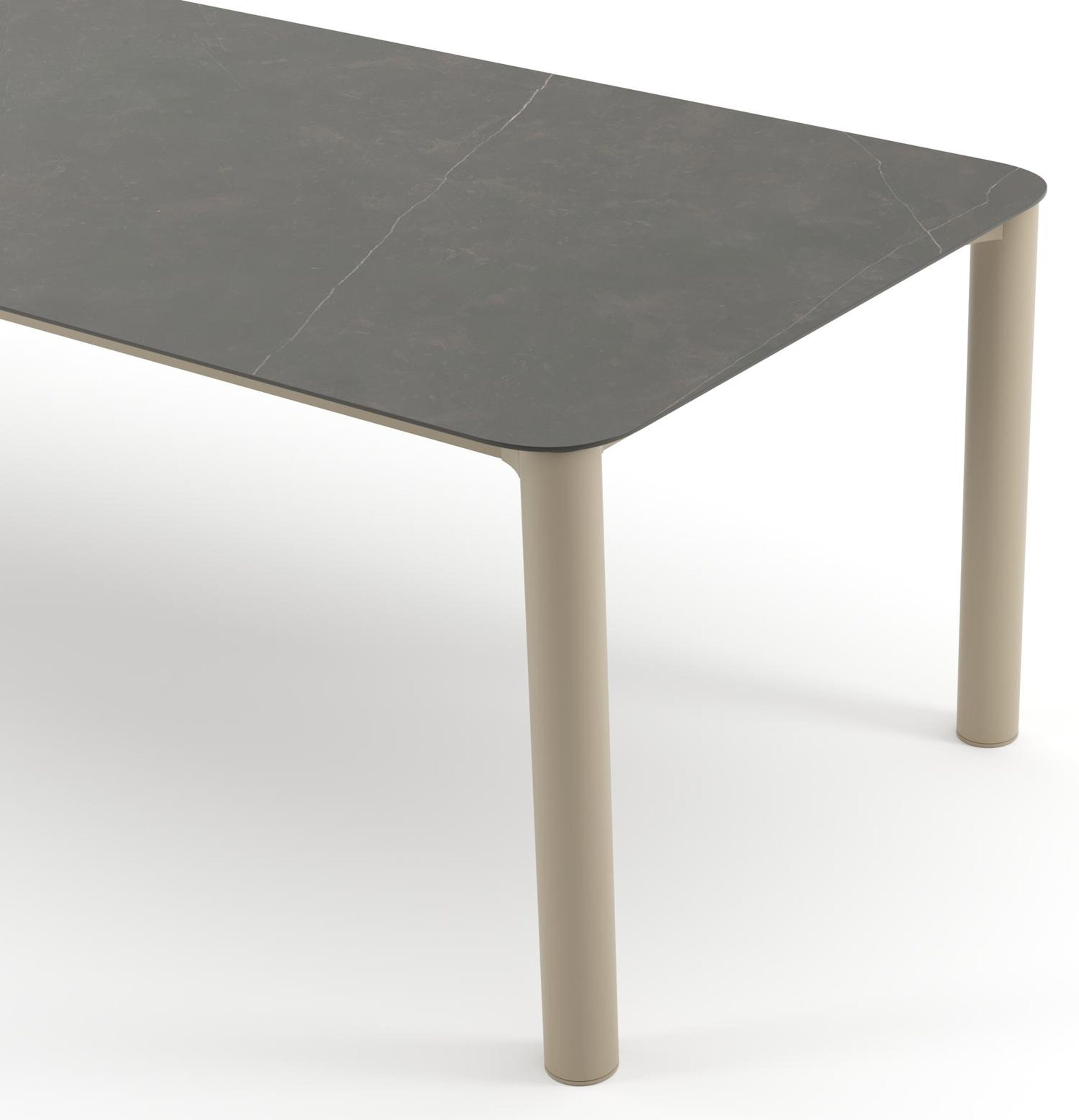 Table de jardin Orso rectangulaire arrondi en aluminium beige et céramique pleine Calatorao - Lg. 240 x Lrg. 100 x Haut. 74 cm