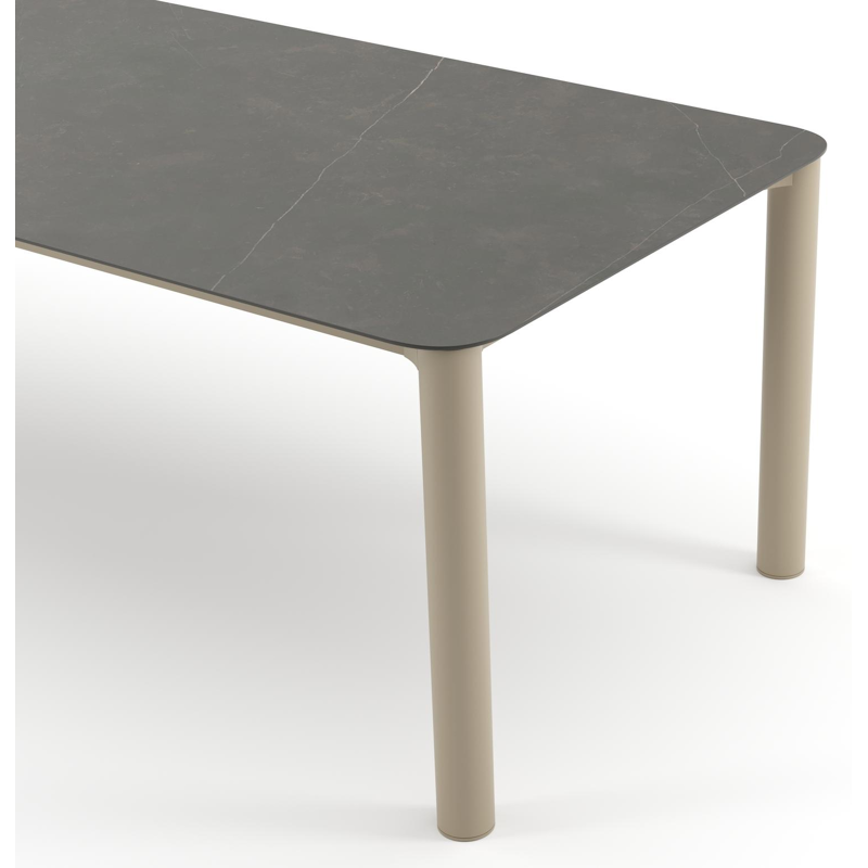 Table de jardin Orso rectangulaire arrondi en aluminium beige et céramique pleine Calatorao - Lg. 240 x Lrg. 100 x Haut. 74.5 cm