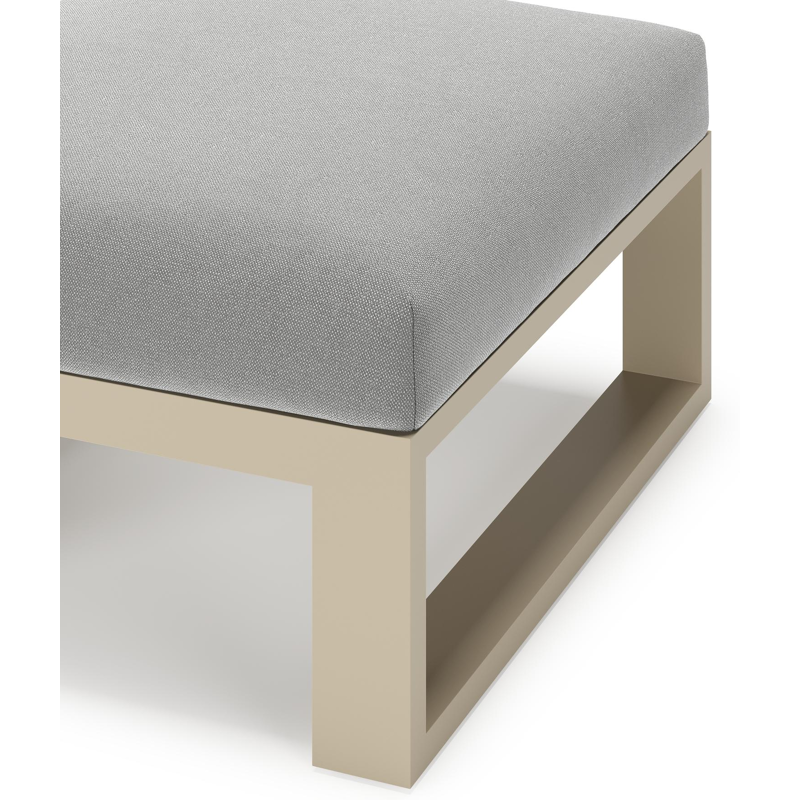 Verato poef in beige aluminium met savane grey all weather sunbrella® luxe kussen