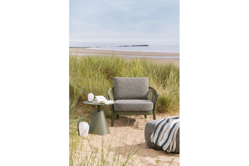 Orso loungestoel in groen aluminium en groen verticaal geweven ronde rope met Bora Jungle all weather cosytica kussen