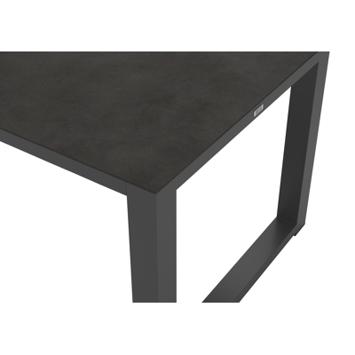 Livo tuinset in zwart aluminium en zwart volkeramiek tafelblad met 6 stapelbare Bareto tuinstoelen