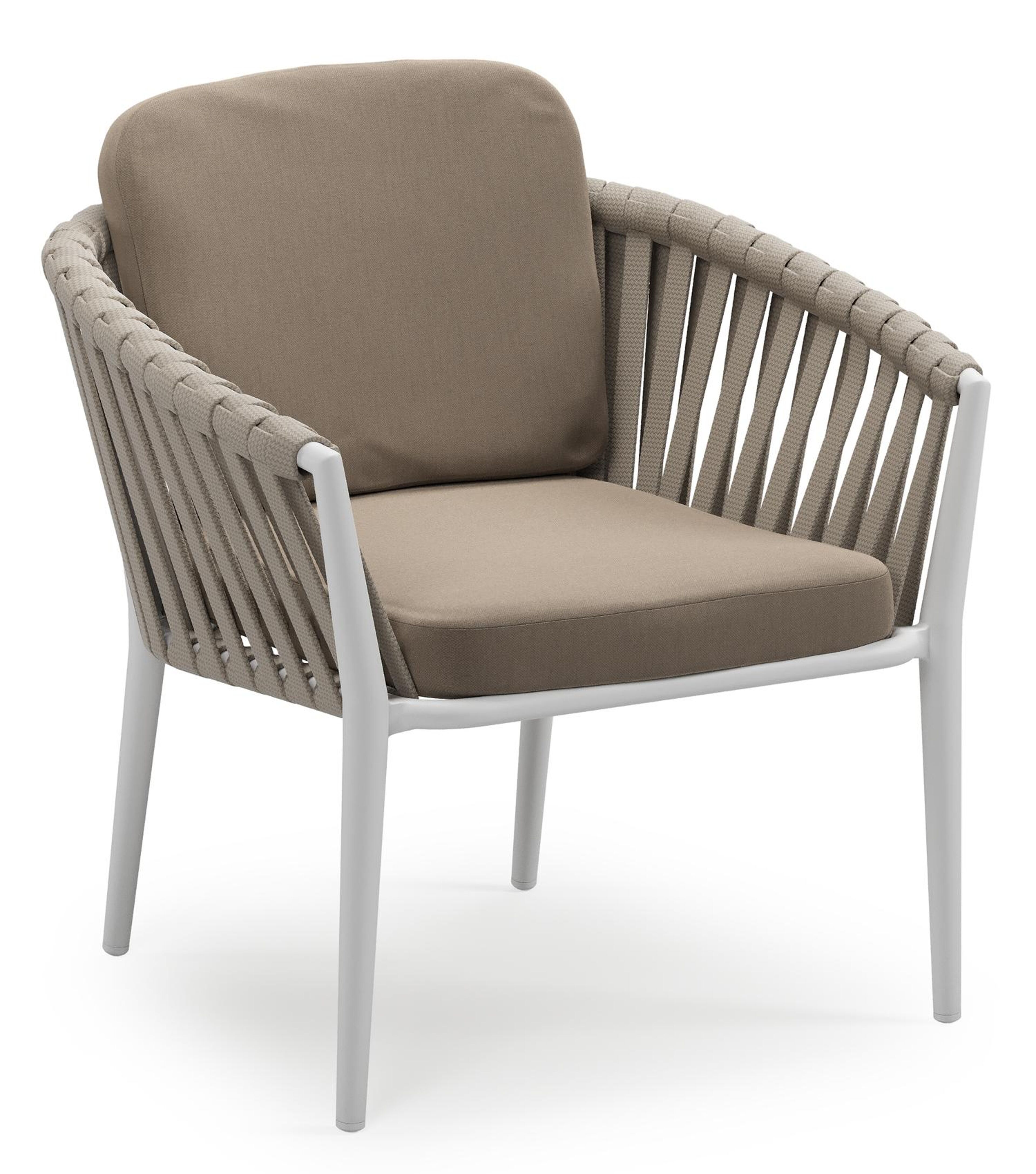 Orso low dining tuinstoel in wit aluminium en beige verticaal geweven luxe vlakke brede rope met stoelkussen in All Weather Sunbrella® Luxe Natte Heather Grey