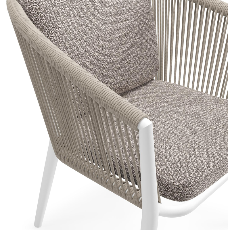 Orso tuinstoel in wit aluminium en beige verticaal geweven ronde rope met luxe zitkussen in All Weather Sunbrella® Luxe Wander Granite