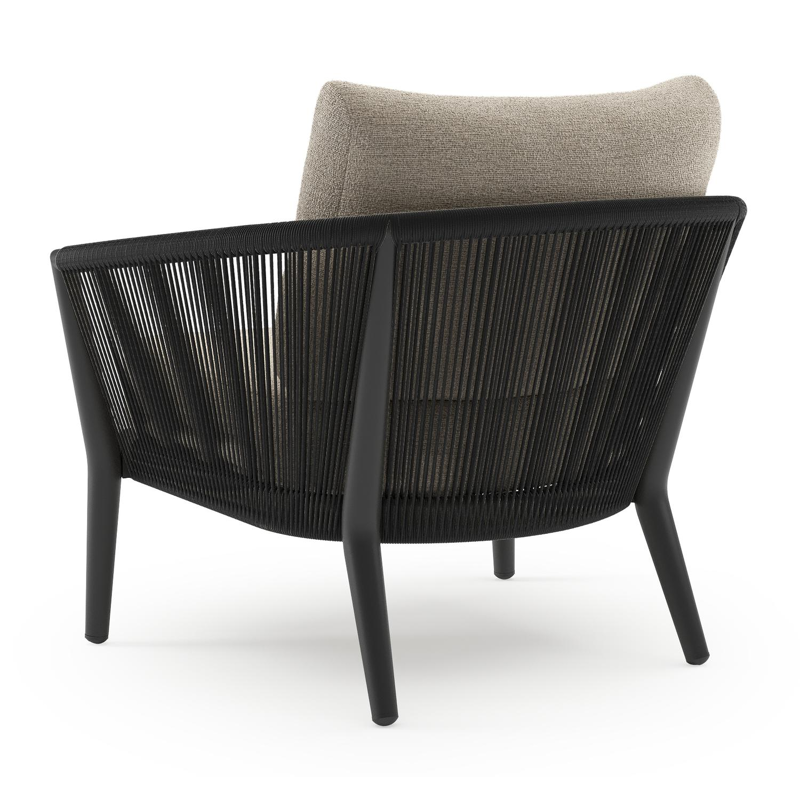 Fauteuil de jardin Orso en aluminium noir en corde ronde tissée verticalement noir et coussins en all weather cosytica Catania Greige