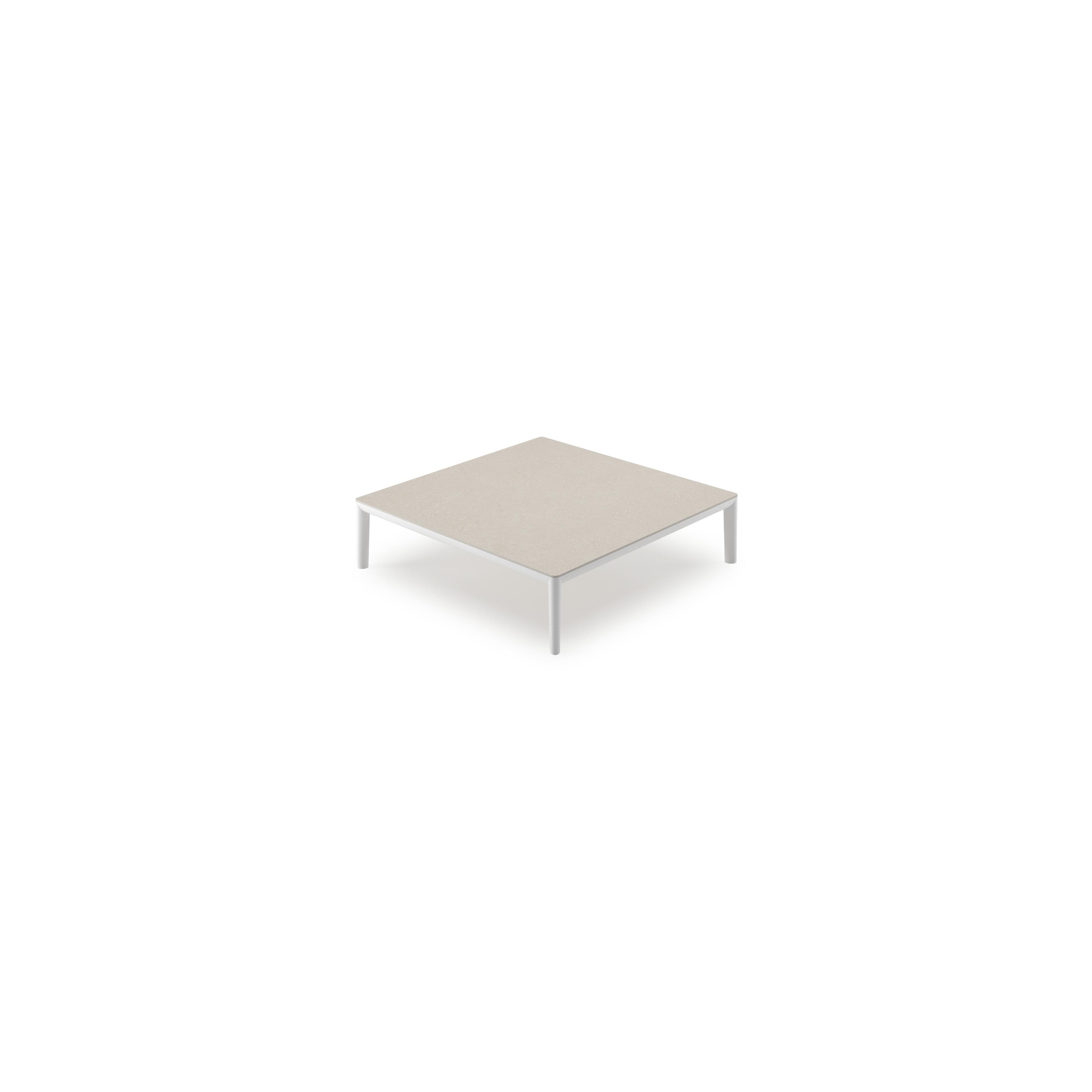 Table basse Tolosa en aluminium blanc et sintered stone beige - Lg. 90 x Lrg. 90 x Haut. 38 cm