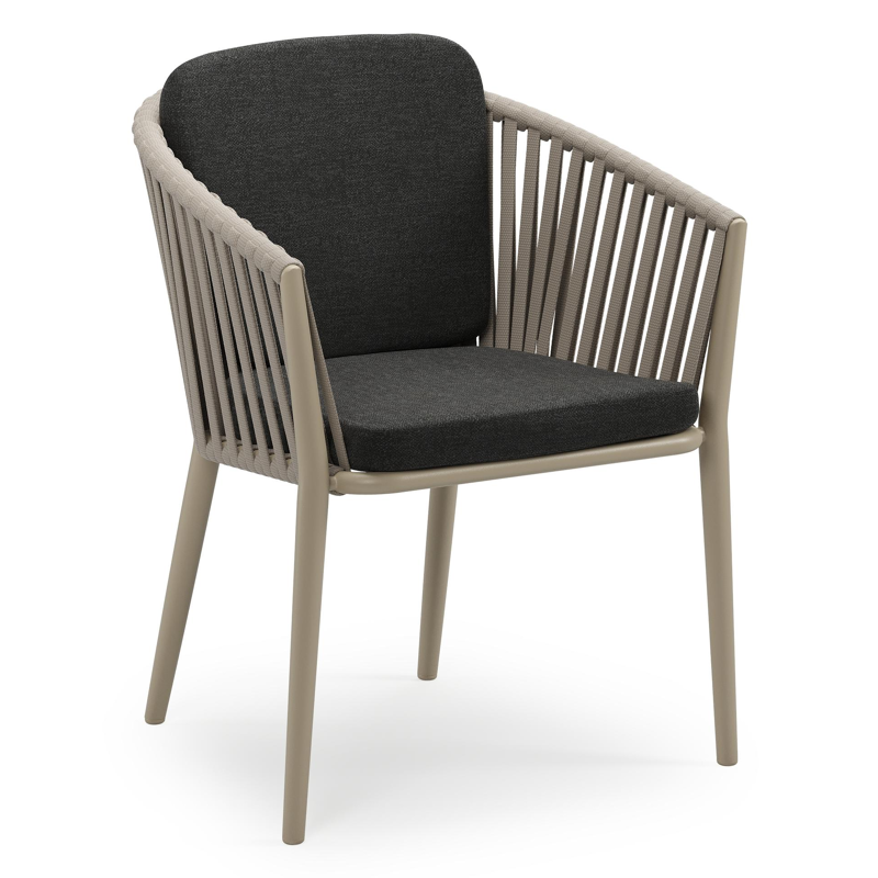 Orso stapelbare tuinstoel in beige aluminium en beige verticaal geweven luxe vlakke brede rope met stoelkussen in All Weather Sunbrella® Luxe Chartres Sooty