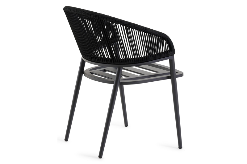 Lacrima tuinstoel in zwart aluminium en zwart verticaal geweven ronde rope met kussen in natte sooty all weather sunbrella® luxe