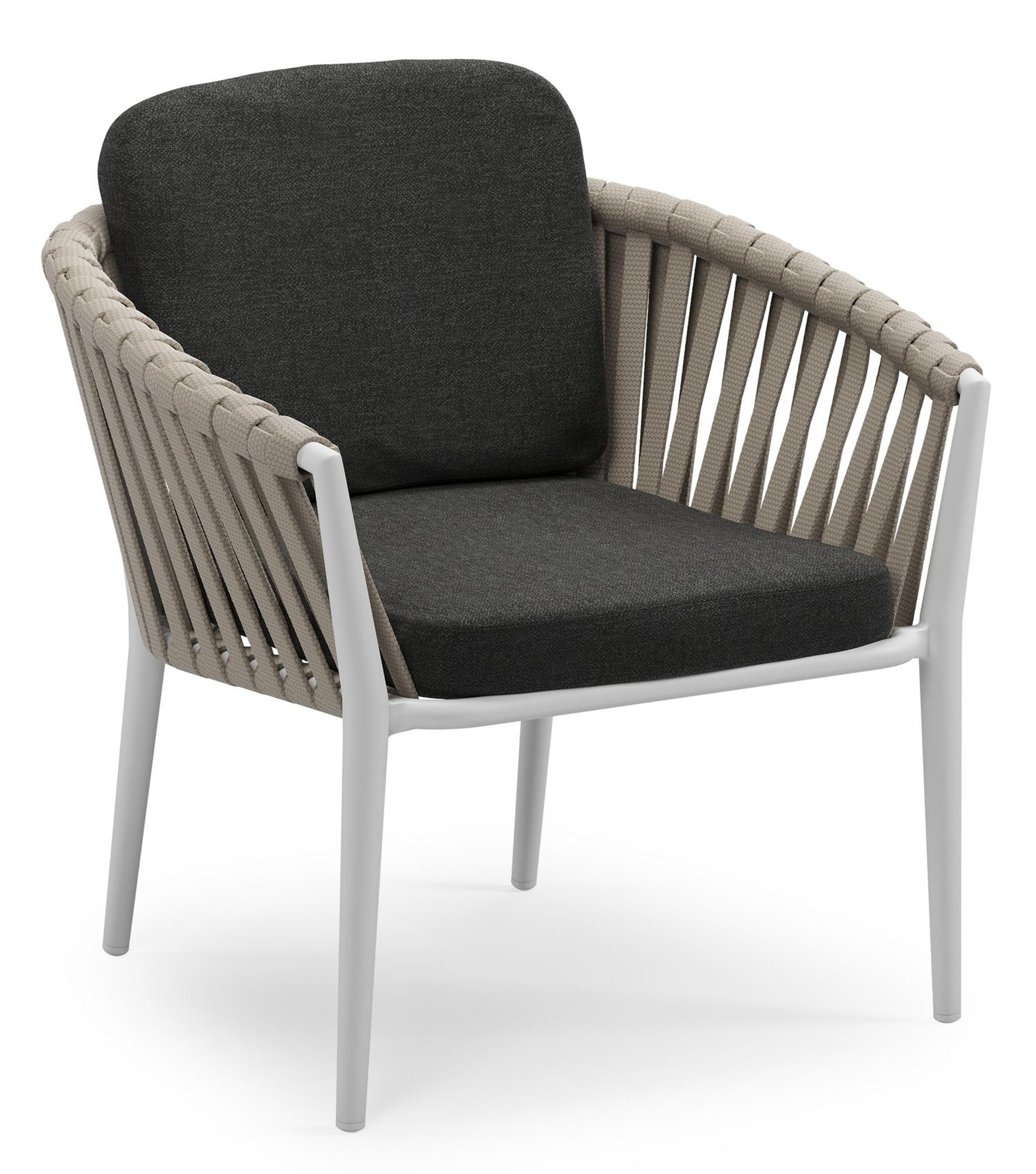 Orso low dining tuinstoel in wit aluminium en beige verticaal geweven luxe vlakke brede rope met stoelkussen in All Weather Sunbrella® Luxe Chartres Sooty