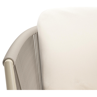 Orso tuinstoel in beige aluminium en beige verticaal geweven ronde rope met luxe zitkussen in All Weather Sunbrella® Luxe Lopi Snow