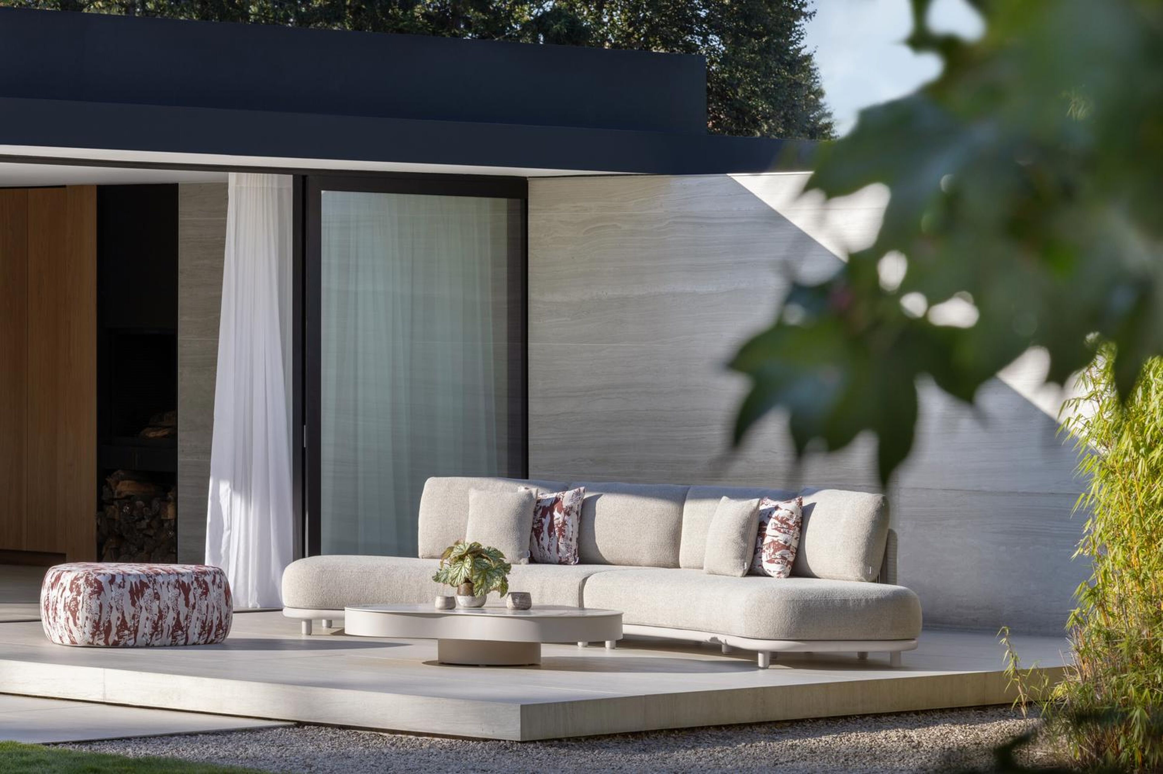 Lomano loungebank in beige aluminium en beige verticaal geweven luxe vlakke rope met Ego Birch all weather solica