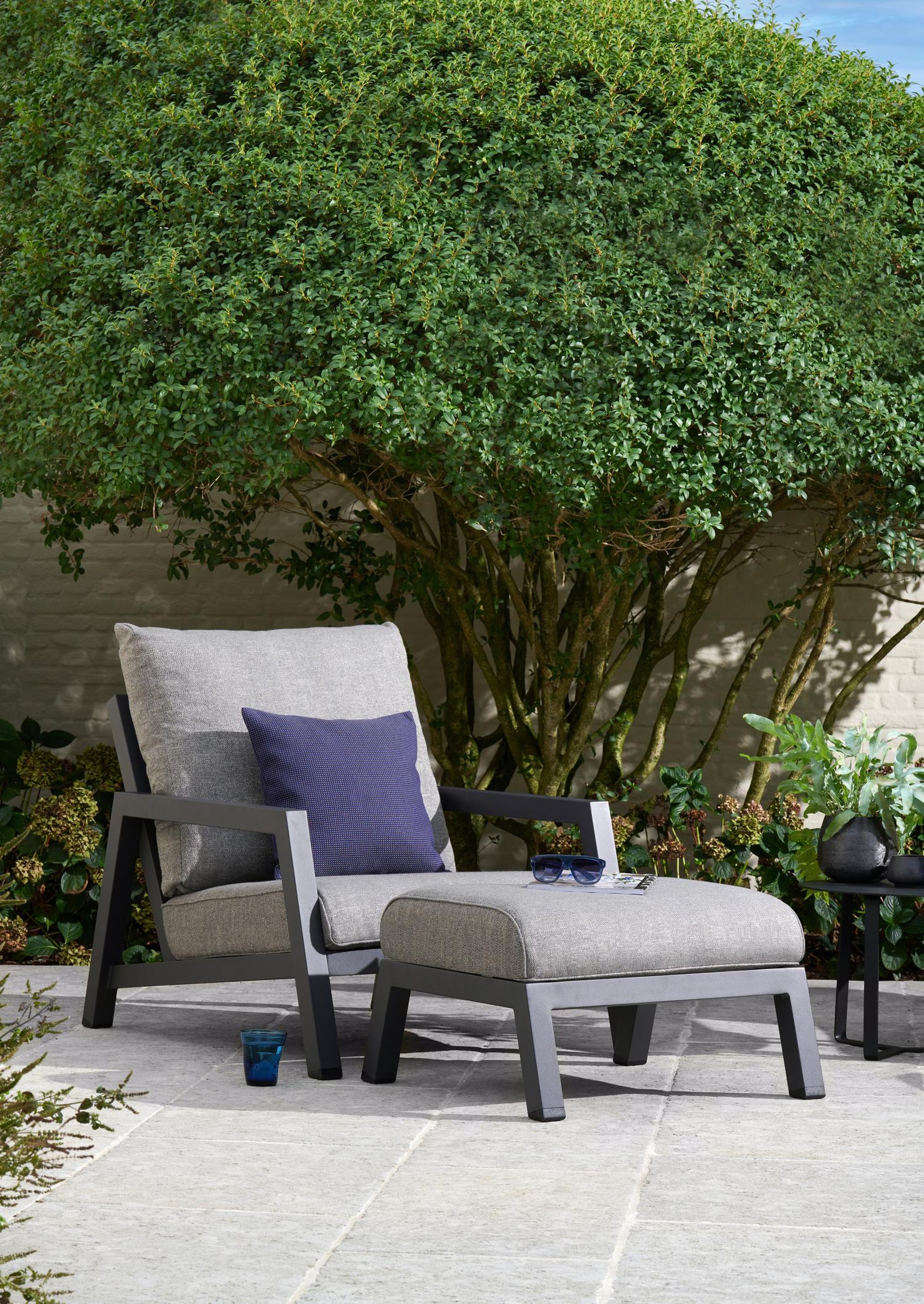 Cirello poef in zwart aluminium met lopi shadow all weather sunbrella® luxe kussen