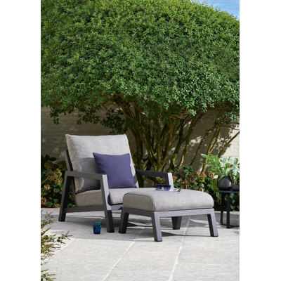 Cirello poef in zwart aluminium met slow farafra all weather sunbrella® luxe kussen