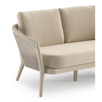 Orso loungebank in beige aluminium en beige verticaal geweven ronde rope met Althea Chalk all weather cosytica kussen