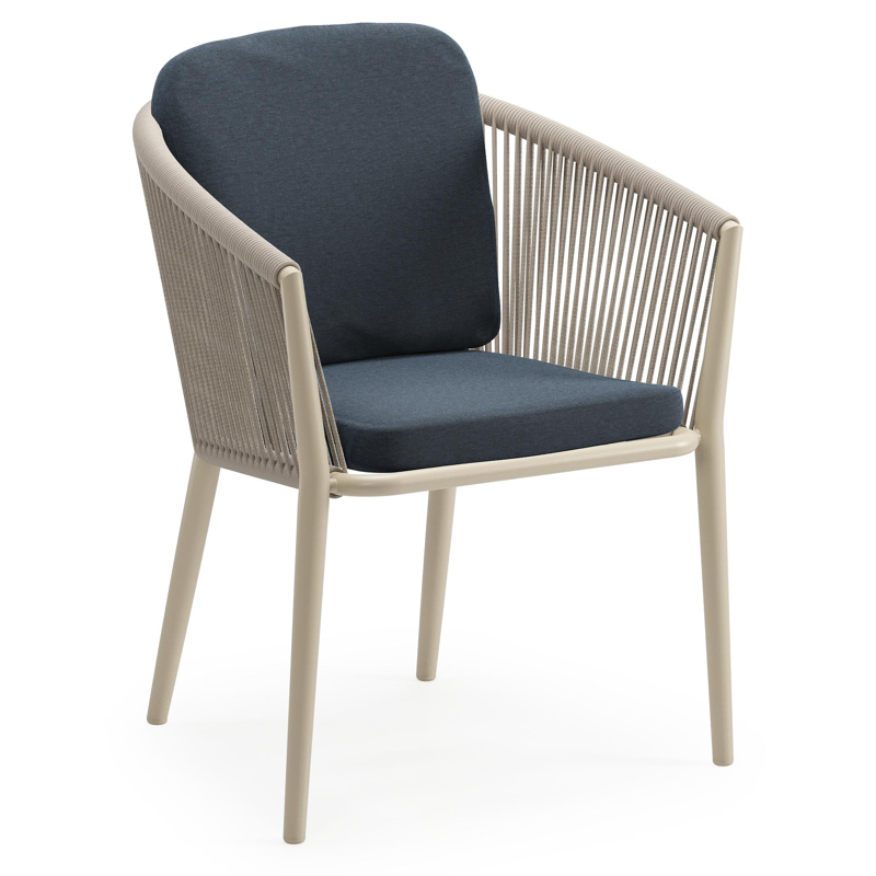 Orso tuinstoel in beige aluminium en beige verticaal geweven ronde rope met luxe zitkussen in All Weather Sunbrella® Luxe Heritage Indigo