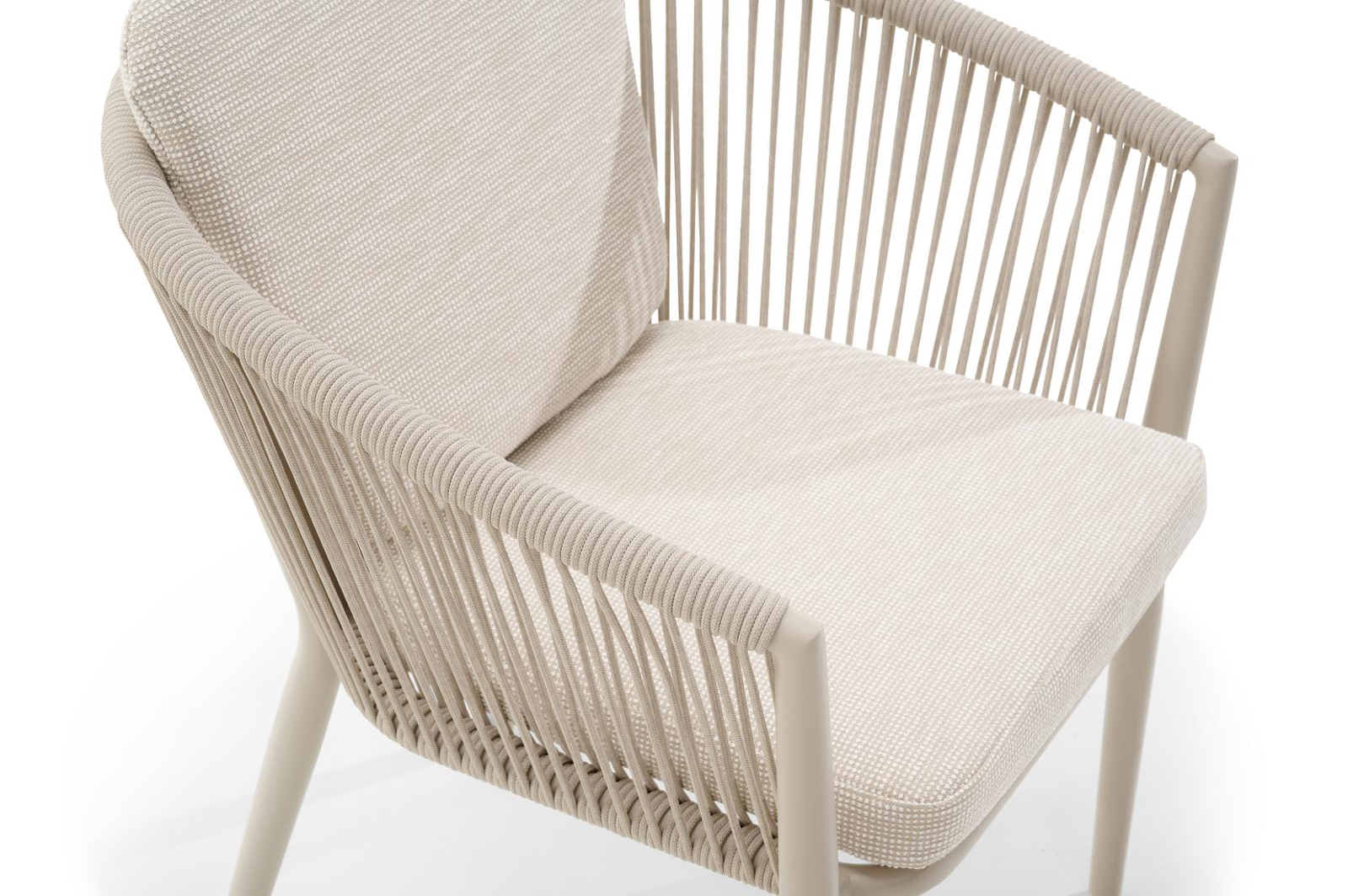 Orso stapelbare tuinstoel in beige aluminium en beige verticaal geweven ronde rope met kussen in All Weather Sunbrella® Luxe Slow Farafra