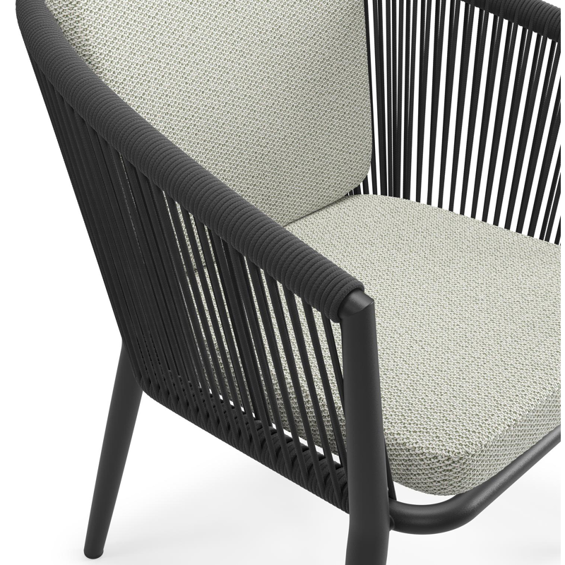 Orso tuinstoel in zwart aluminium en zwart verticaal geweven ronde rope met zitkussen in All Weather Sunbrella® Luxe Lopi Bud