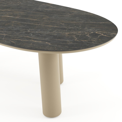 Table de jardin Amico organique en aluminium beige et céramique pleine Black Obsession - Lg. 240 x Lrg. 110 x Haut. 73.5 cm