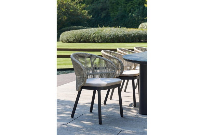 Lugano tuinstoel in zwart aluminium en beige gedraaide ronde wicker