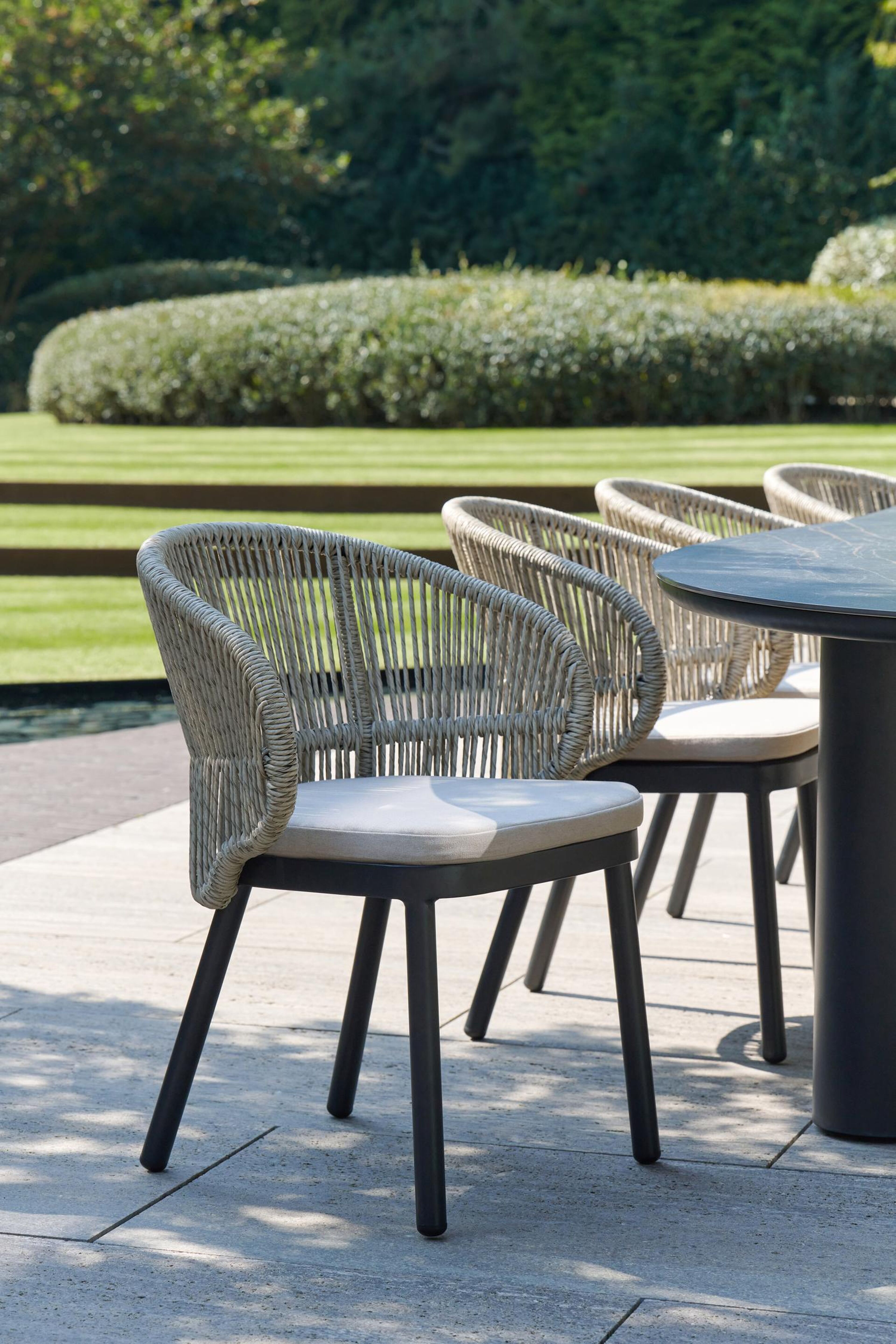 Lugano tuinstoel in zwart aluminium en beige gedraaide ronde wicker