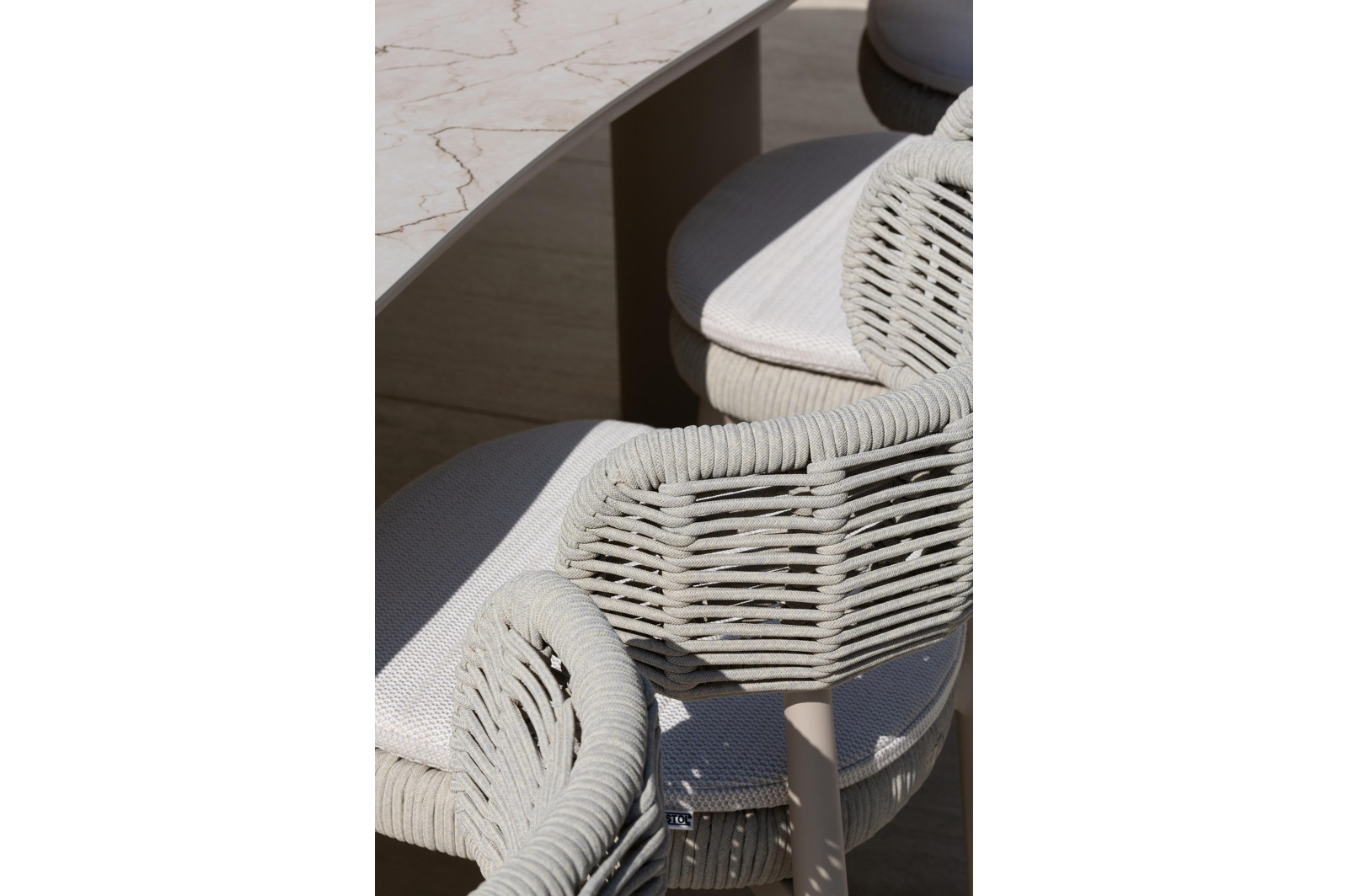 Lomo tuinstoel in beige aluminium en beige vierkant geweven ronde rope