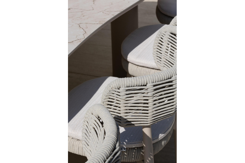 Lomo tuinstoel in beige aluminium en beige vierkant geweven ronde rope