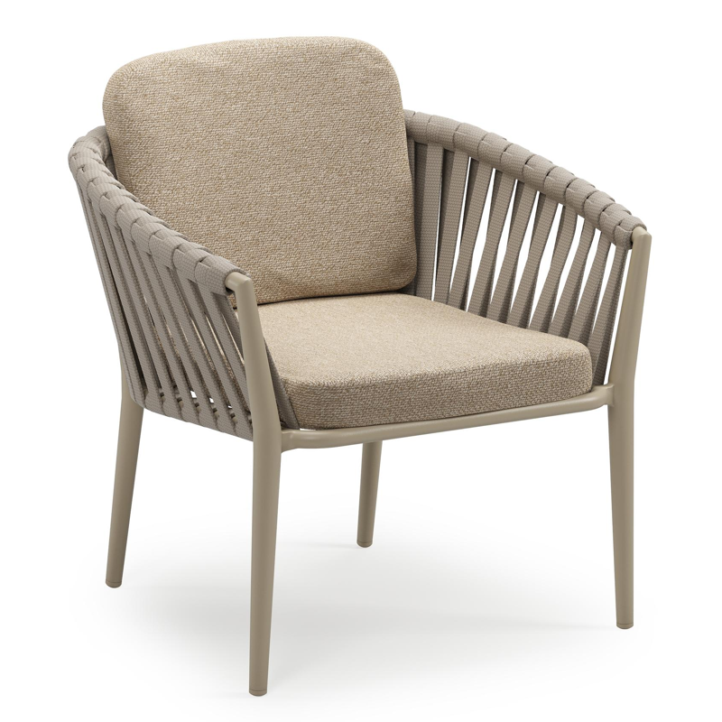 Orso low dining tuinstoel in beige aluminium en beige verticaal geweven luxe vlakke brede rope met stoelkussen in All Weather Cosytica Madagascar Oak