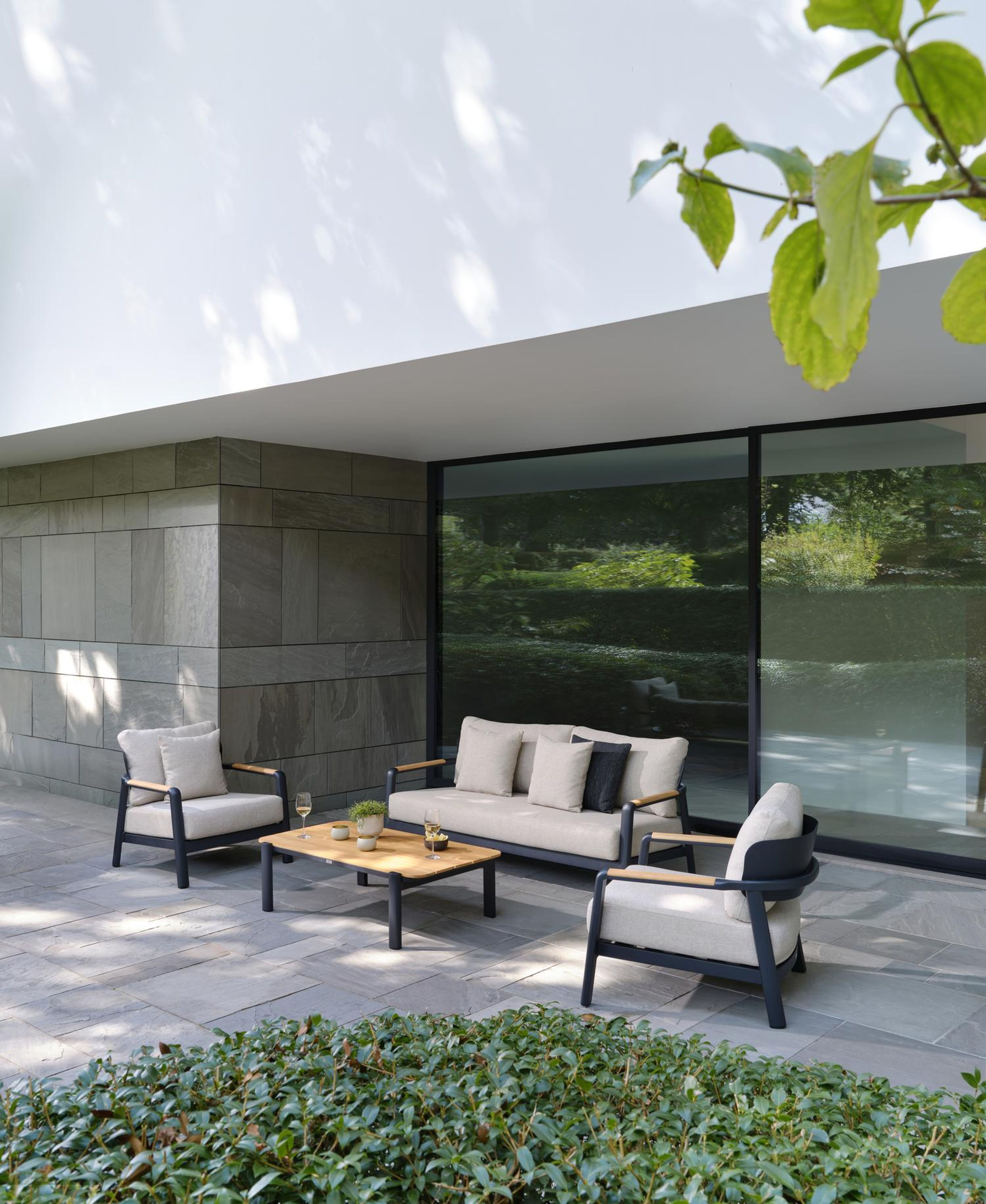 Salamanca loungebank 2-zit in zwart aluminium en teak met desert weather+ softtouch kussen