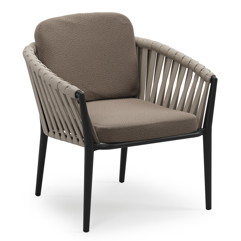 Orso low dining tuinstoel in zwart aluminium en beige verticaal geweven luxe vlakke brede rope met stoelkussen in All Weather Sunbrella® Luxe Lopi Coconut