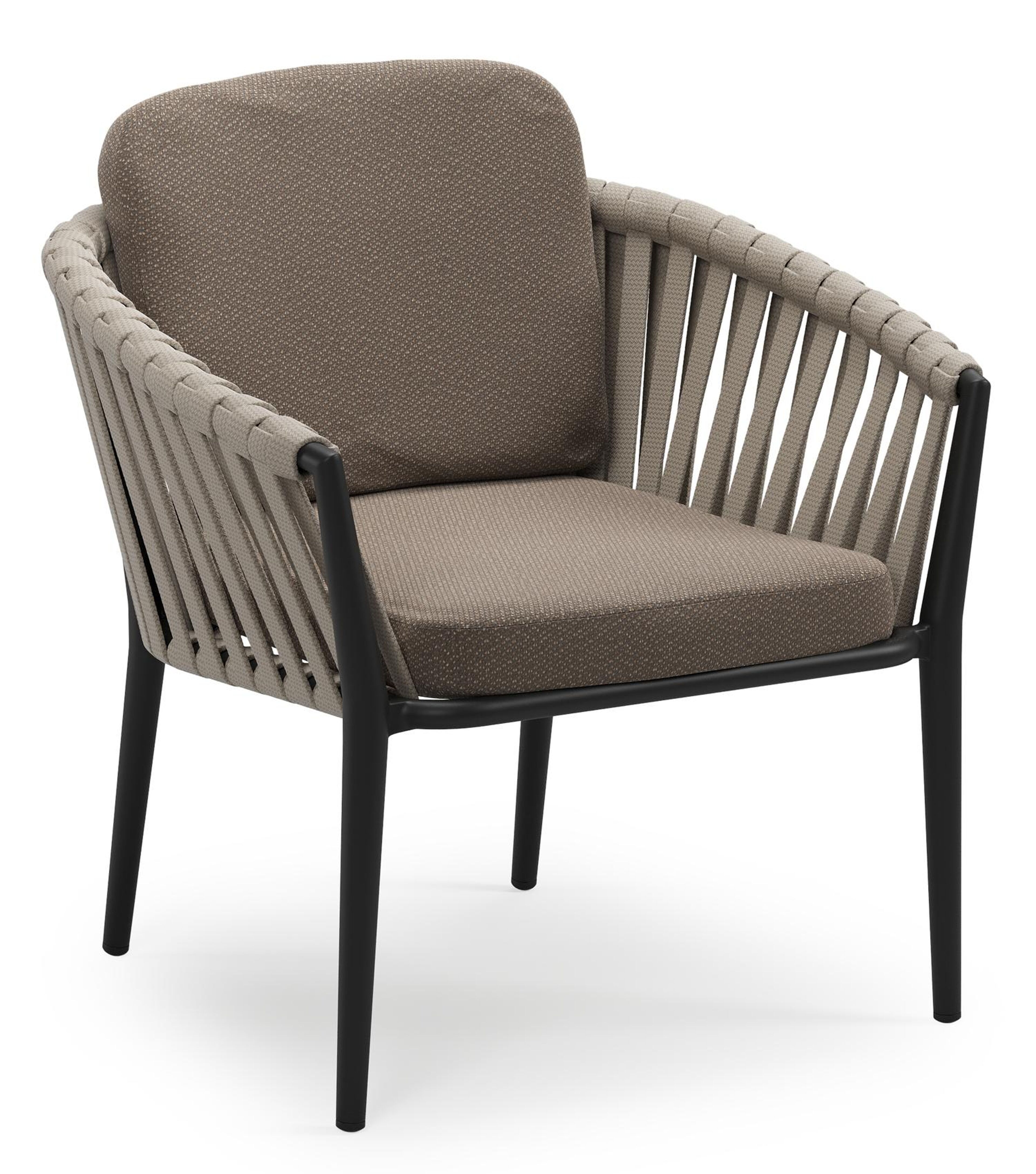 Orso low dining tuinstoel in zwart aluminium en beige verticaal geweven luxe vlakke brede rope met stoelkussen in All Weather Sunbrella® Luxe Lopi Coconut