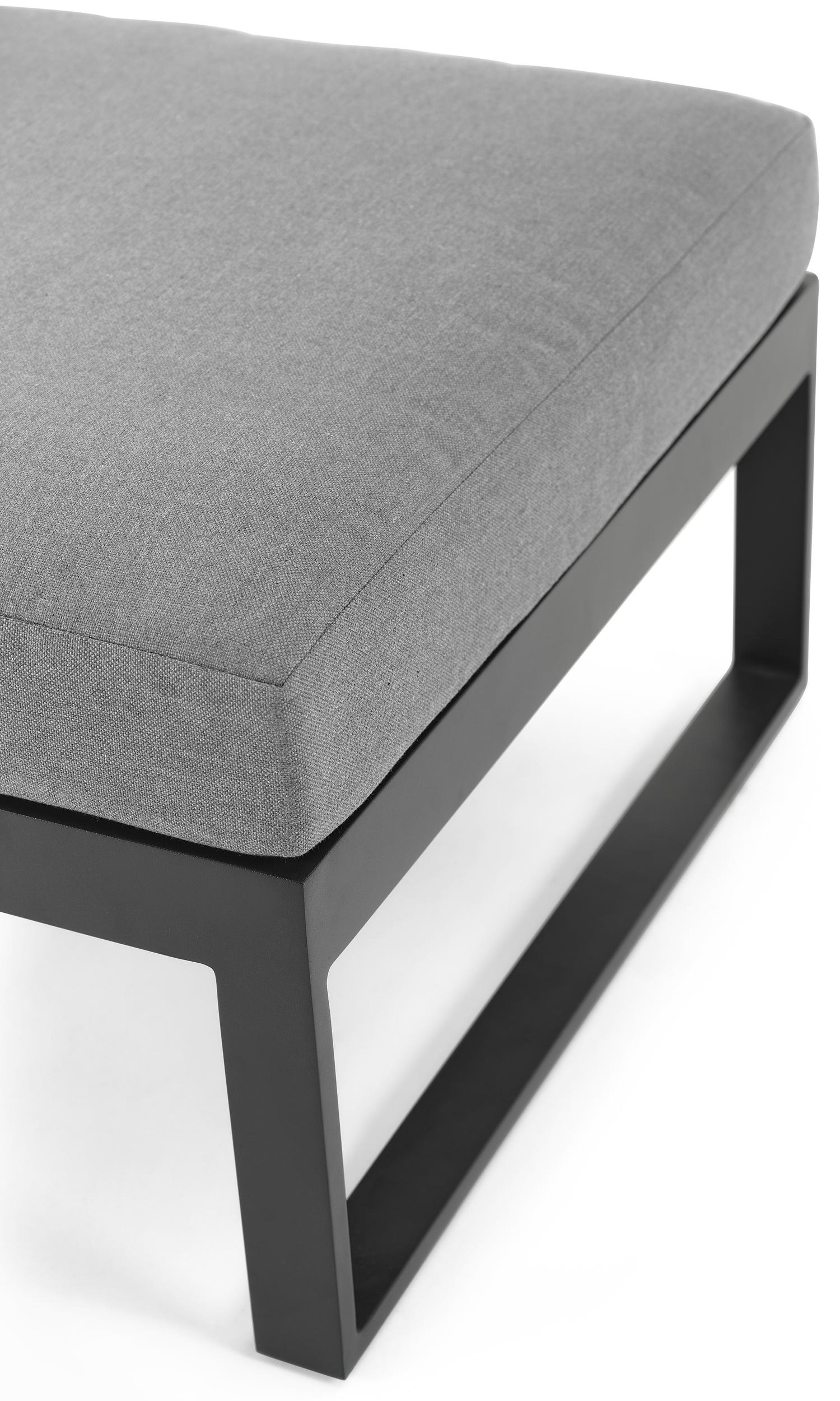 Caldela lounge poef in zwart aluminium met grijs polyester kussen
