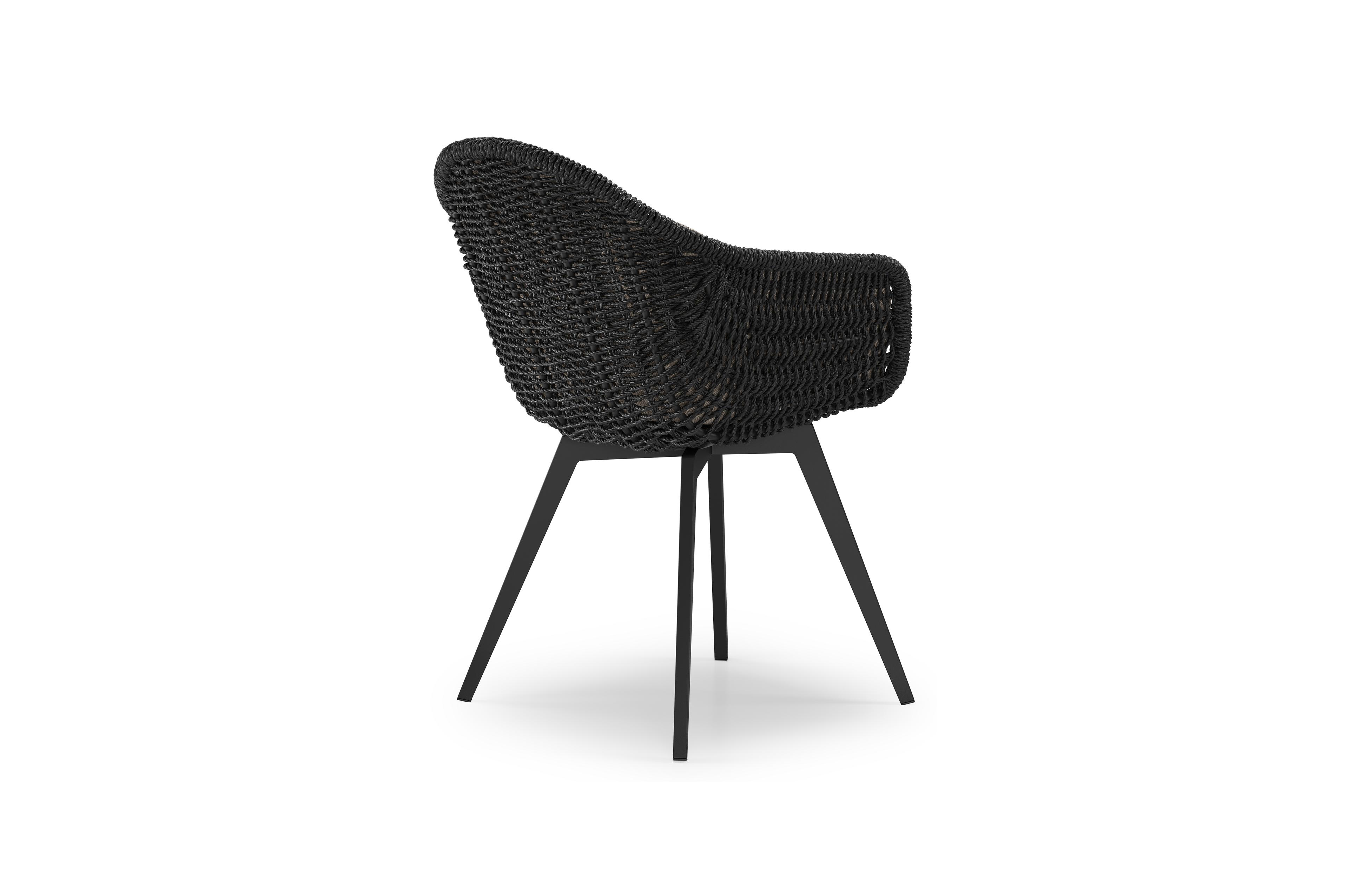 Chaise de jardin Pagino in aluminium noir et résine tressée noir avec coussin en savane coconut all weather sunbrella® luxe