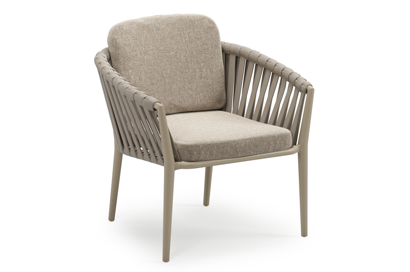 Orso low dining tuinstoel in beige aluminium en beige verticaal geweven luxe vlakke brede rope met stoelkussen in All Weather Sunbrella® Luxe Chartres Pewter