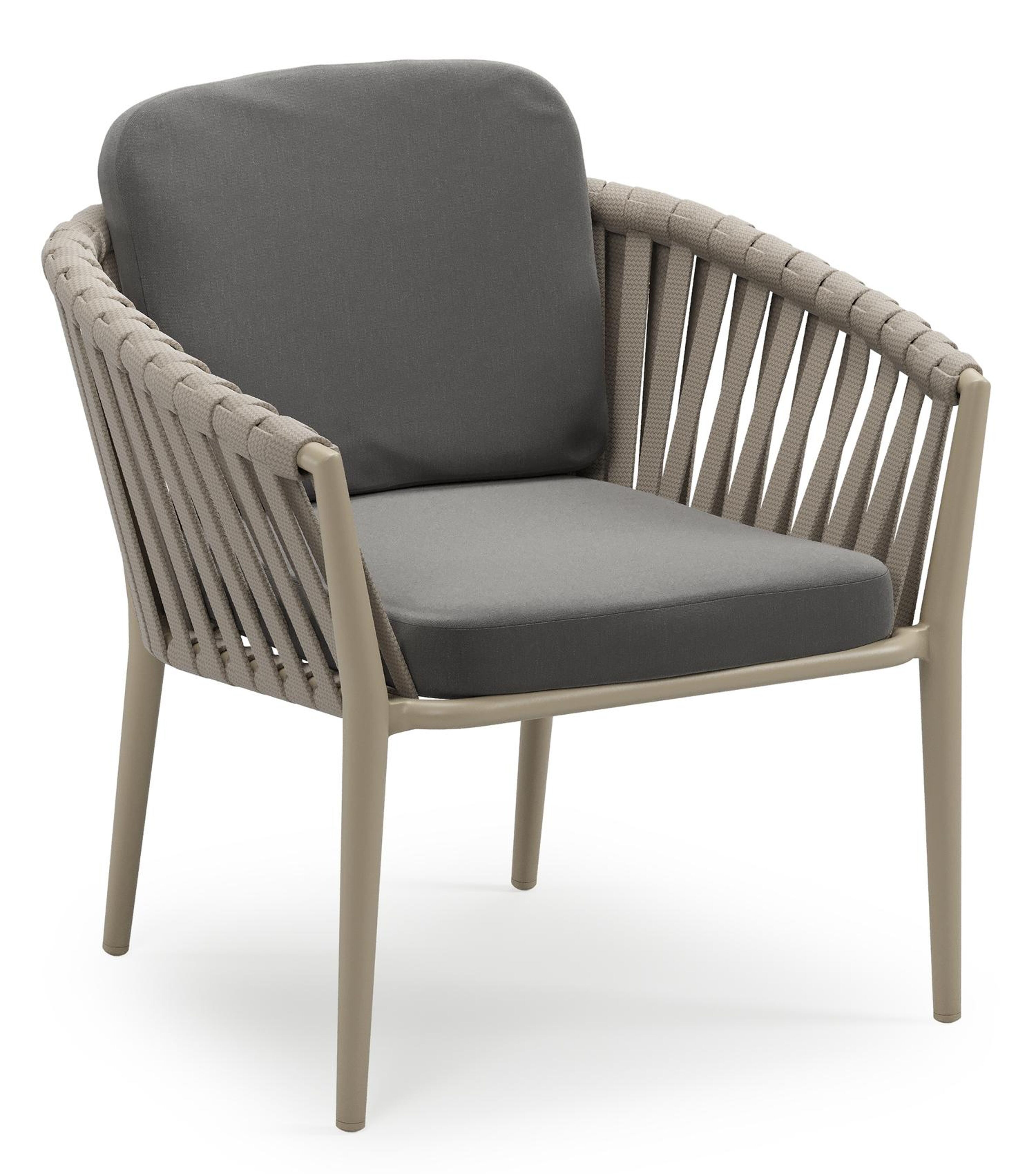 Orso low dining tuinstoel in beige aluminium en beige verticaal geweven luxe vlakke brede rope met stoelkussen in All Weather Sunbrella® Luxe Natte Charcoal Chine