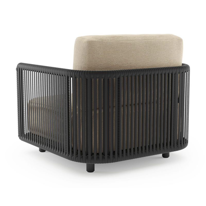 Organo loungestoel in zwart aluminium en zwart verticaal geweven luxe vlakke rope met althea camel all weather Cosytica kussen