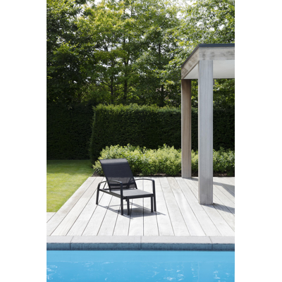 Asti verstelbaar ligbed in zwart aluminium met zwart textilene met armleuning