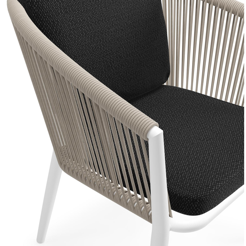 Orso tuinstoel in wit aluminium en beige verticaal geweven ronde rope met luxe zitkussen in All Weather Sunbrella® Luxe Lopi Baribal
