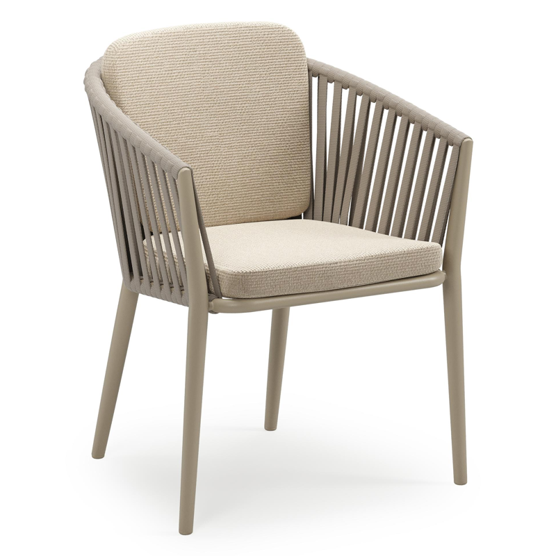 Orso stapelbare tuinstoel in beige aluminium en beige verticaal geweven luxe vlakke brede rope met stoelkussen in All Weather Cosytica Althea Chalk