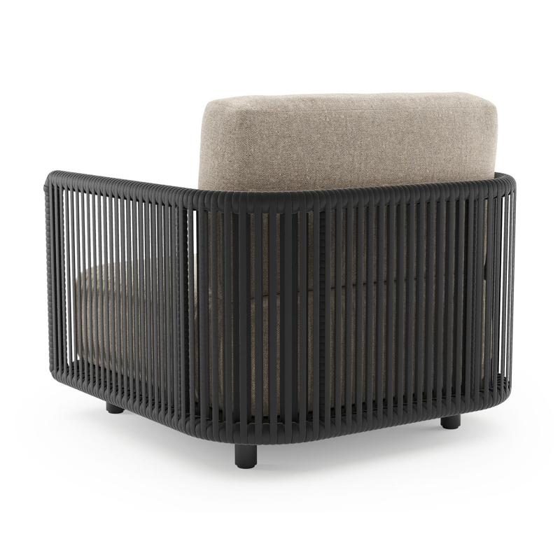 Organo loungestoel in zwart aluminium en zwart verticaal geweven luxe vlakke rope met chartres pewter all weather Sunbrella® luxe kussen